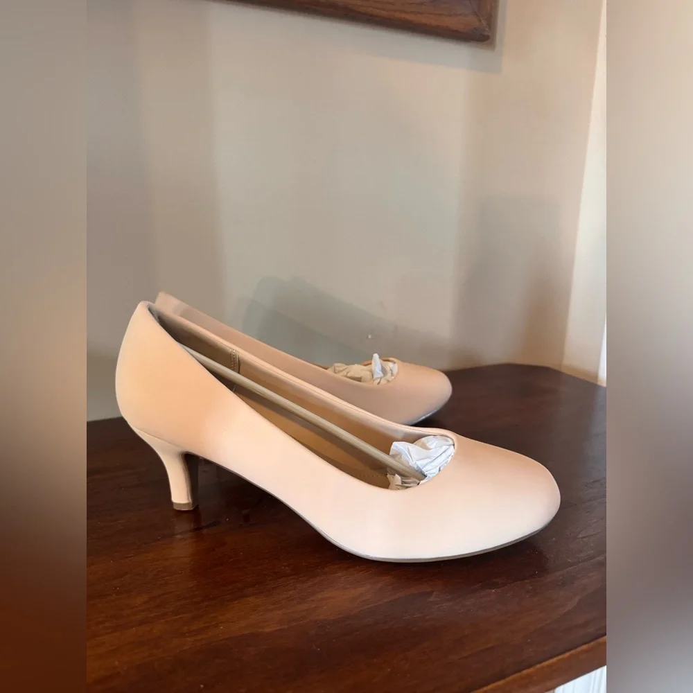 Dream Pairs Comfy Round Tor Low Heel Pumps - Nude/Nubuck - sz 9.5 - New in Box